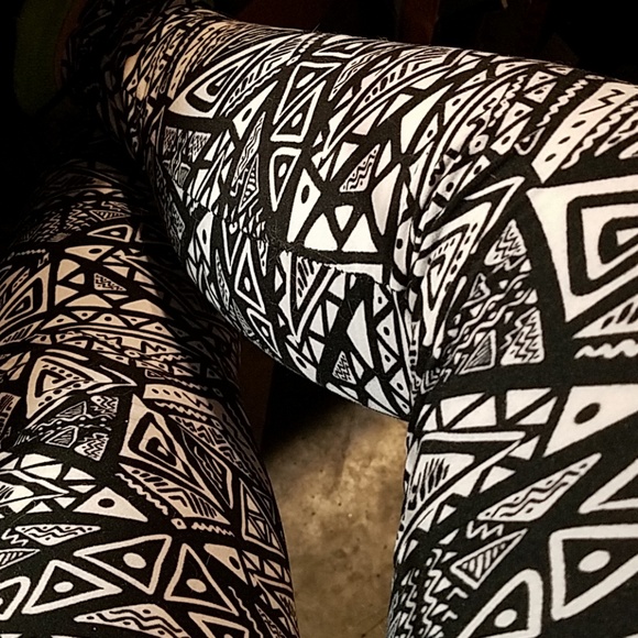 Super Comfy Black&White Tribal Print Leggings - Picture 4 of 5